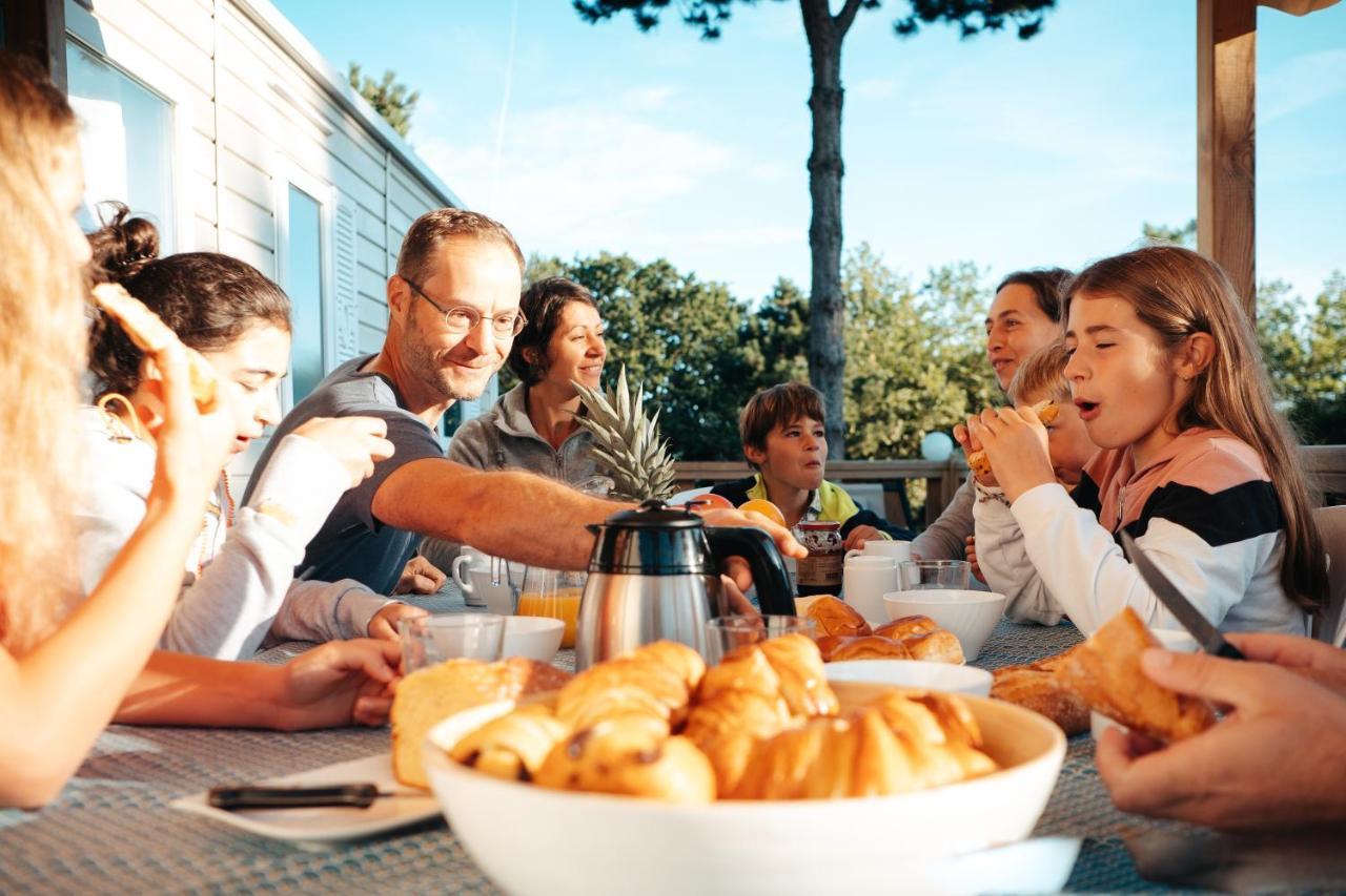 Mobil Homes Xxl2 4 Chambres - Camping Le Ranch Des Volcans Châtel-Guyon Esterno foto