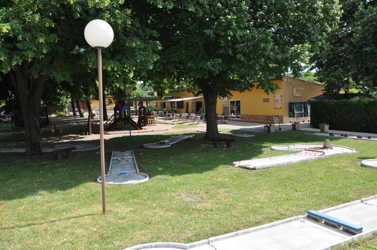 Mobil Homes Xxl2 4 Chambres - Camping Le Ranch Des Volcans Châtel-Guyon Esterno foto